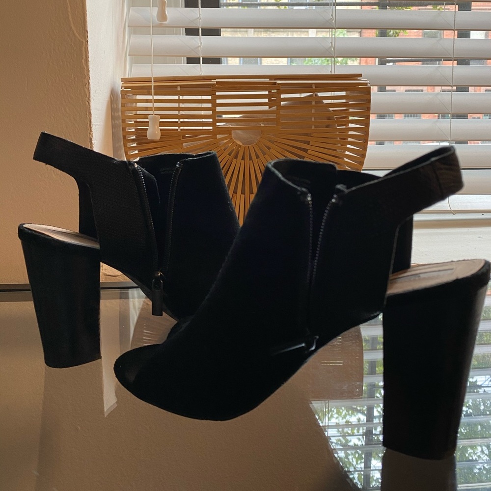 TAHARI Suède Mule Bootie with Block Heel